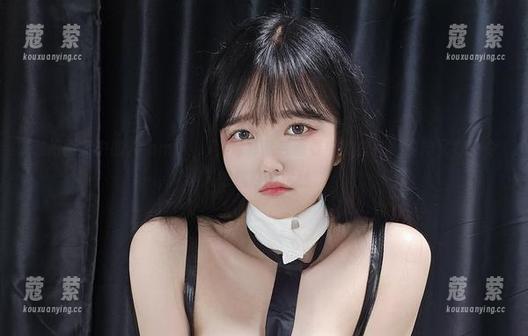 私拍图集中的Aram(아람)，像那藏在画卷中的白花，纯粹又有些令人想追寻的忧愁。