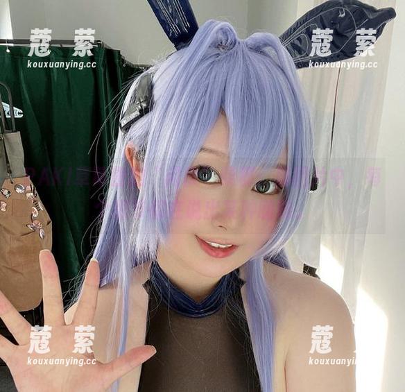 PAKI草莓酱的“闲散”柴郡：那图片中，每个细节都在说出某种暧昧。