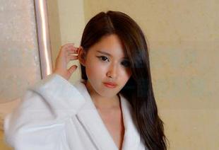 PANS摄影 – 小彤在教室的写真,差点让我错以为是在看一部校园剧。