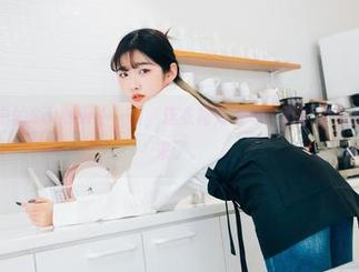 一张照片中的Sonson(손손)，连衣裙好神奇，真以为要从屏幕溜出来了。