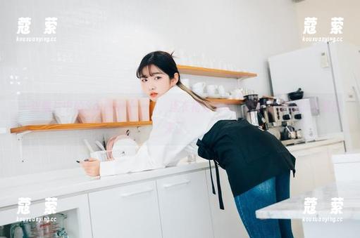 一张照片中的Sonson(손손)，连衣裙好神奇，真以为要从屏幕溜出来了。