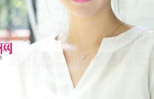 UGirls尤果网 – 套图中孟思雨的牛仔裤,瞧!这不是普通的蓝色而是……
