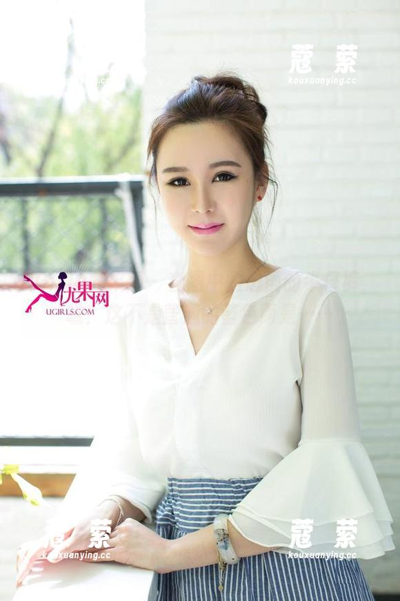 UGirls尤果网 - 套图中孟思雨的牛仔裤，瞧！这不是普通的蓝色而是……