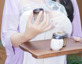 Xiuren秀人网 – 龙雪儿的居家懒人照：无圣光下的真实自我，有图为证，懒得动弹的我！