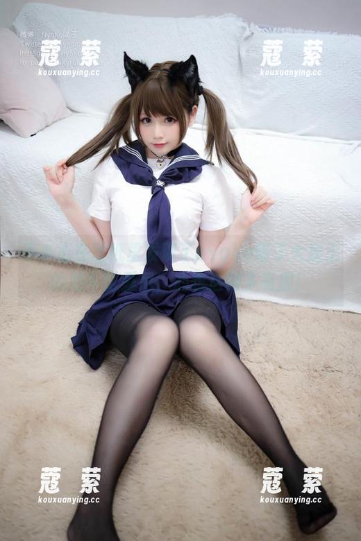 不小心在壁纸里发现了nyako喵子大魔王的奶牛比基尼，心想这得多有趣！
