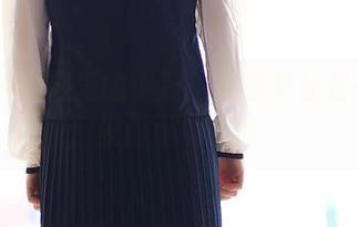 rosi – 美图里的小莉:红裙不止是一块布,里面藏着些啥?
