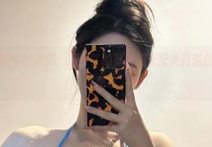 微密圈 – 黑暗中的细腻：不爱笑的赛琳用无圣光打造的图片，隐秘又难忘。