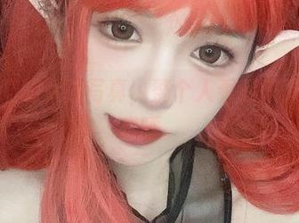 倦倦喵的女孩写真，整个人看起来又懒又想睡。