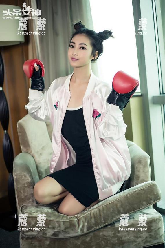 头条女神-美纳子 头条女神 - 美纳子私房图集里的制服,每个镜头似乎都有说不完的话。