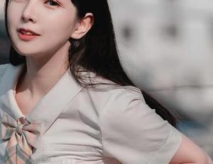 看妍子坚不可摧的死库水写真，好像在品味一种，嗯…微妙的凉意，照片里你能读出什么？