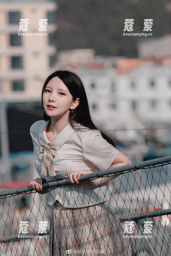 看妍子坚不可摧的死库水写真，好像在品味一种，嗯...微妙的凉意，照片里你能读出什么？