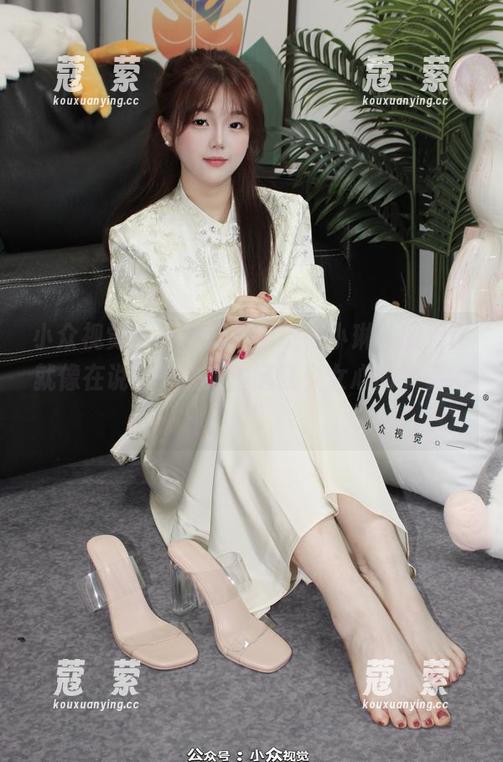 小众视觉-小琳儿 小众视觉 - 每次打开壁纸,小琳儿的美图就像在说:“快来追随我少女心的节奏吧!”