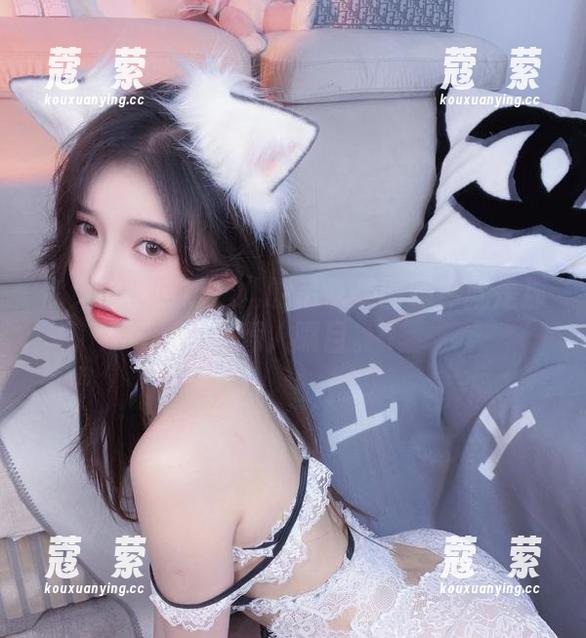 你见过小小奶瓶儿的吊带美图吗？就是那么惹人瞩目。