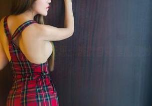 推女郎 – 写真与反思：连欣自拍里的微妙情感