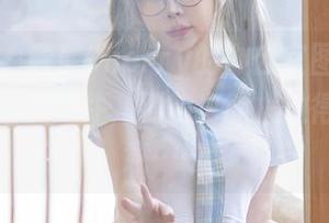 星颜社 – 晨晨Cherry的办公室图集：原来桌上除了文件，别的也能摆放得这么惬意……