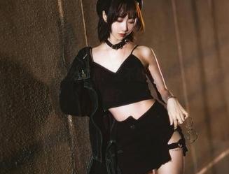 木绵绵OwO自家拍的女仆照：是不是会为这种打扮默默加个鸡腿？