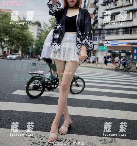 梦丝女神-素岚 梦丝女神 - 这组素岚的连体裙图片,难道是来撩我的吗?我只是个路过的观众…