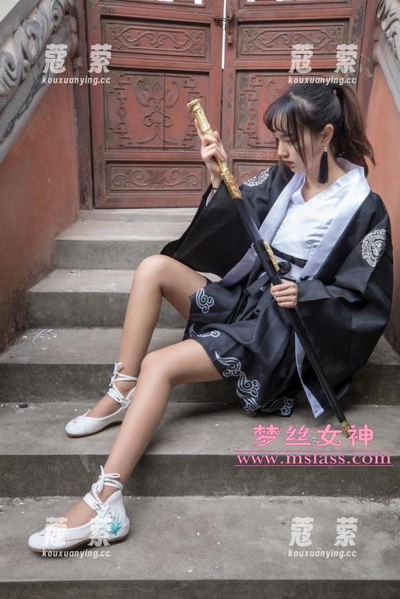 梦丝女神 - 看，这里有苏柔的泳池写真，以及一份随意的定制感