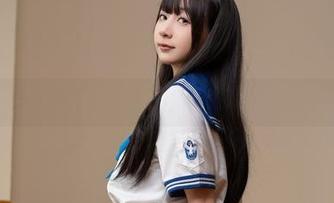 浅安安的吊带写真：你以为我是看衣服，其实是被模特本人吸引！