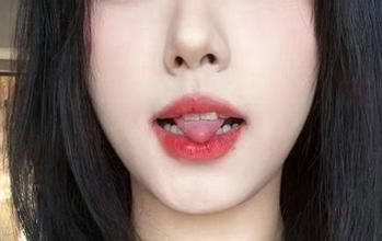 微密圈 – 琳铛铛折腾水手服的最新原图,谁说的衣服不能抢风头?
