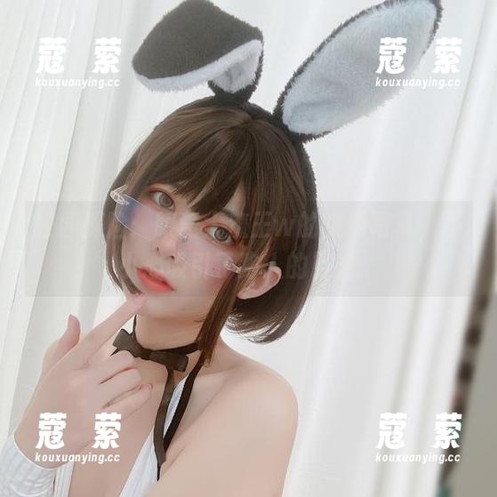 校园探险：眼酱大魔王w的免费写真，不小心吸引了路人的目光。