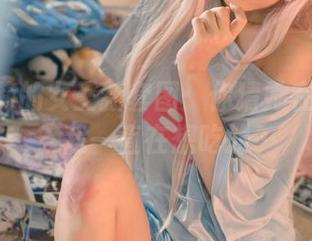 神沢永莉的女王新套图：你猜她在想什么？我一直在想吃的…