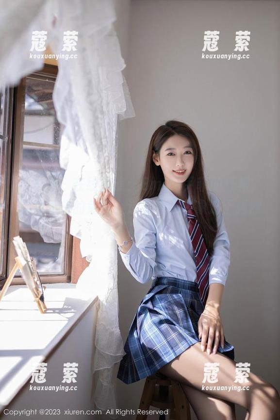 秀人网 - 在线聚焦：Emily尹菲的红裙，变身街头的焦点，造成视觉印象过于强烈，超启发的。