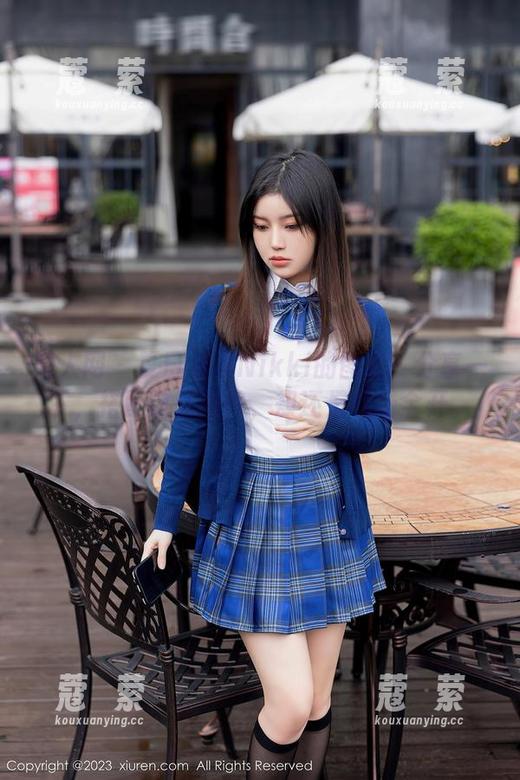 秀人网 - 夏日果果Nikki的图集：分享一下，搭配这么简单，却还是气场全开。