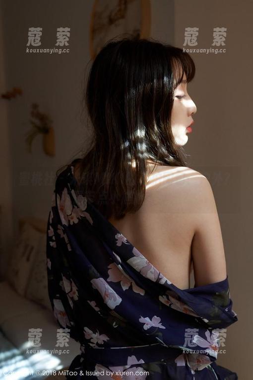 蜜桃社-米琪MIKI 蜜桃社 - 米琪MIKI的私拍图包:户外?还是带点小尴尬的浪漫?