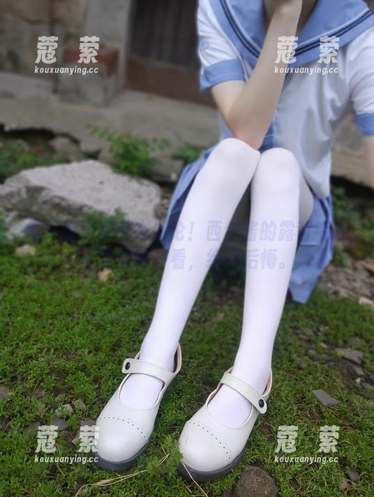 怪不得大家都在讨论！西尔酱的露背毛衣写真值得一看，绝不后悔。