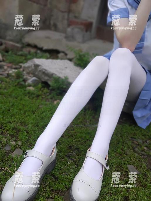 又来一发！西尔酱校服白丝图包更新，不得不提那双袜子的力度
