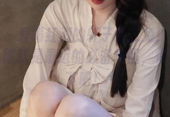 微密圈 – 爱喝红酒的轩子巨二兔！她觉得酒红礼服就是最近的必备单品，快来分享下吧！