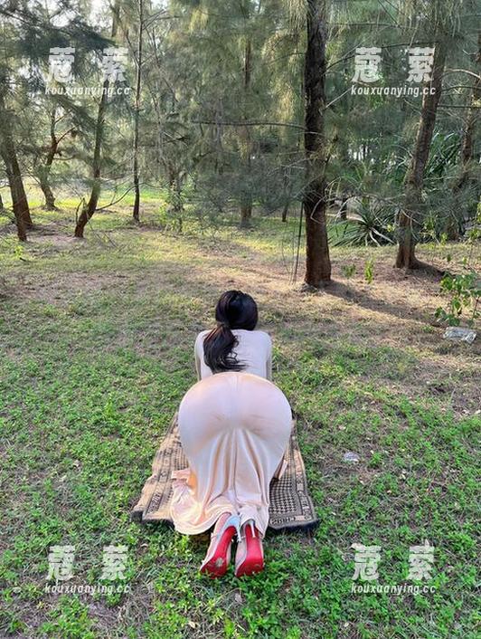 微密圈 - 私拍合集：迷人的五姨太连体，衣服是连着了，脑洞也连着了