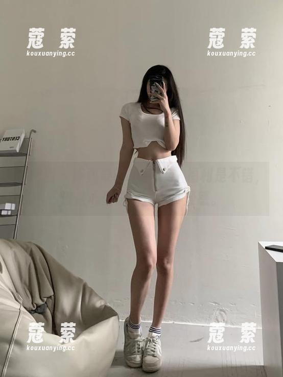 微密圈 - 陈佩奇的JK图集，福利是不错，但是心里总有些小小疑惑。