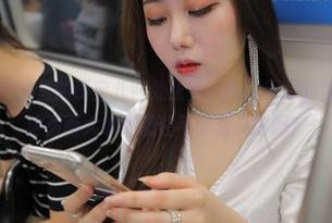 魔镜街拍 – 美图里的萌宝儿四处张望，哈哈镜旁的包臀裙肉丝，这画面大家能忍住不多看几眼吗？
