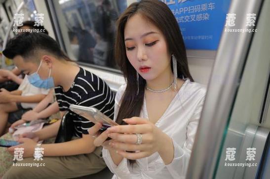 魔镜街拍-萌宝儿 魔镜街拍 - 美图里的萌宝儿四处张望,哈哈镜旁的包臀裙肉丝,这画面大家能忍住不多看几眼吗?