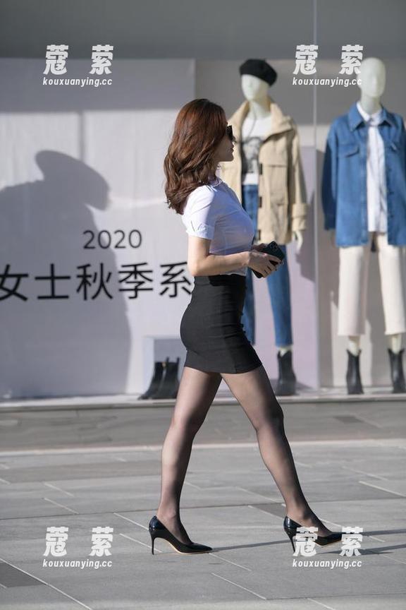 新系列上线！魔镜街拍：这位制服长腿美女果然属于另一个次元。